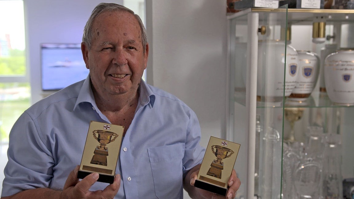 Bernd Beckhusen mit seinen beiden für ihn wertvollsten Trophäen (Alfred Buysse Trophy der UIM 1977 und 1980)